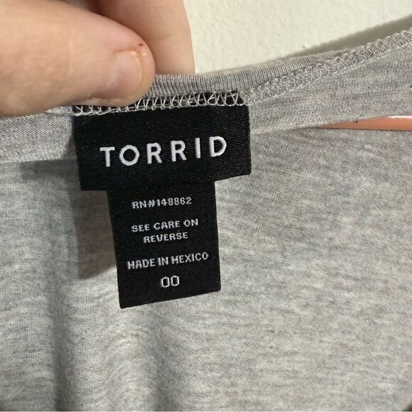 Torrid women’s size 00(10) I run on lipstick and sarcasm off shoulder shirt - Picture 4 of 5